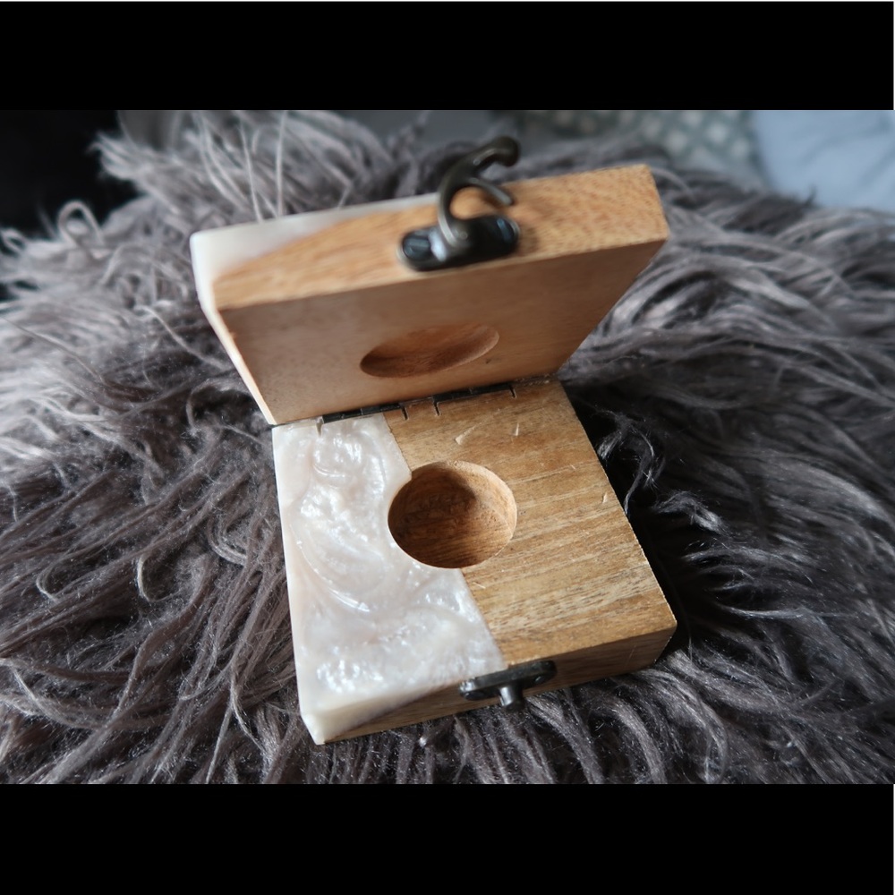 Wedding/engagement ring holder